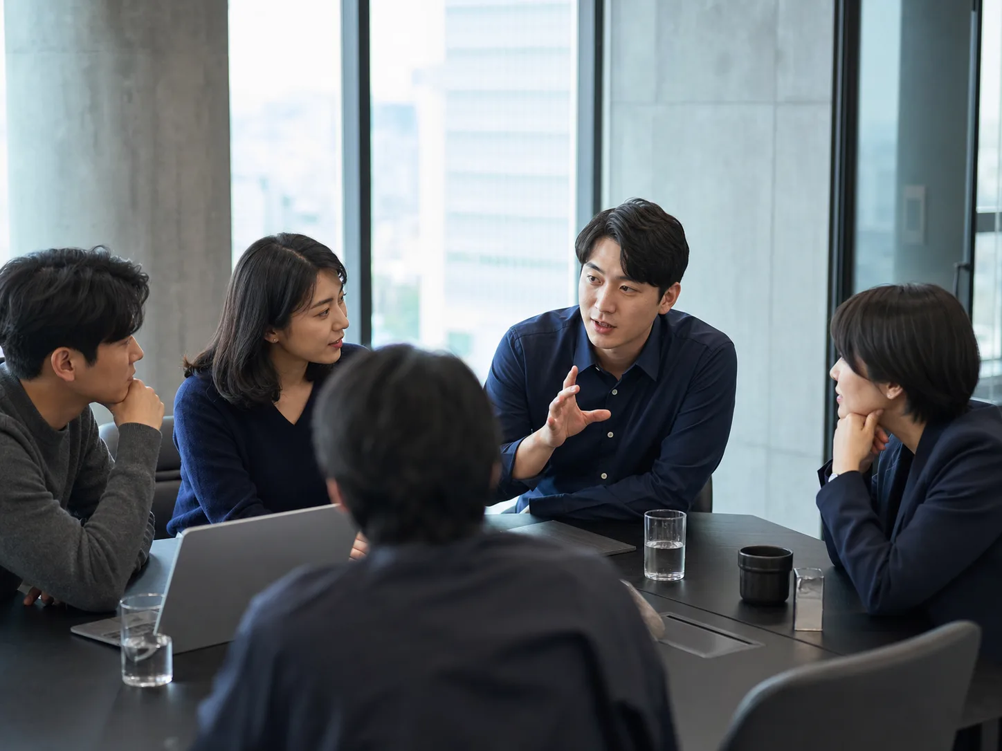 한국 컨설팅 팀이 회의 테이블에서 실행 계획을 조율하는 모습